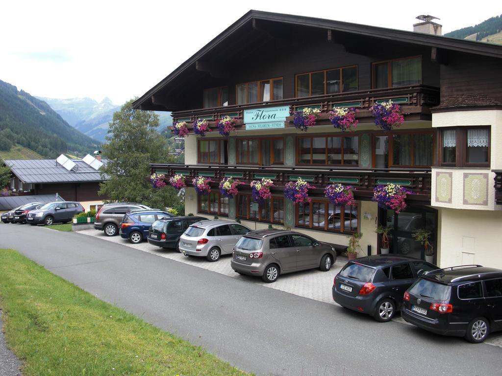 Hotel-Pension Flora Saalbach-Hinterglemm Ngoại thất bức ảnh